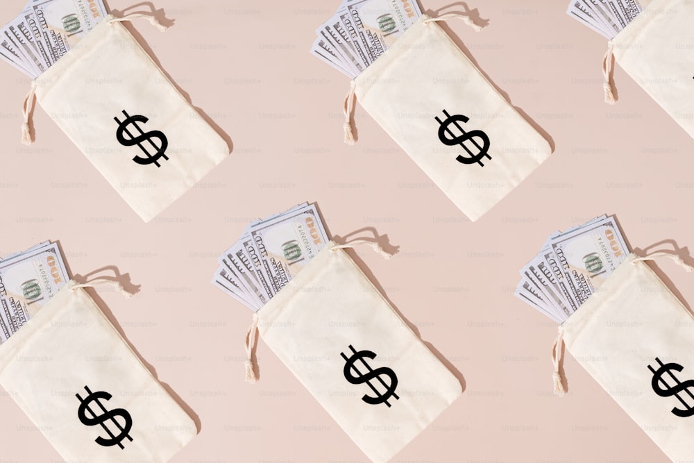 Un sacco di soldi in una borsa su uno sfondo rosa