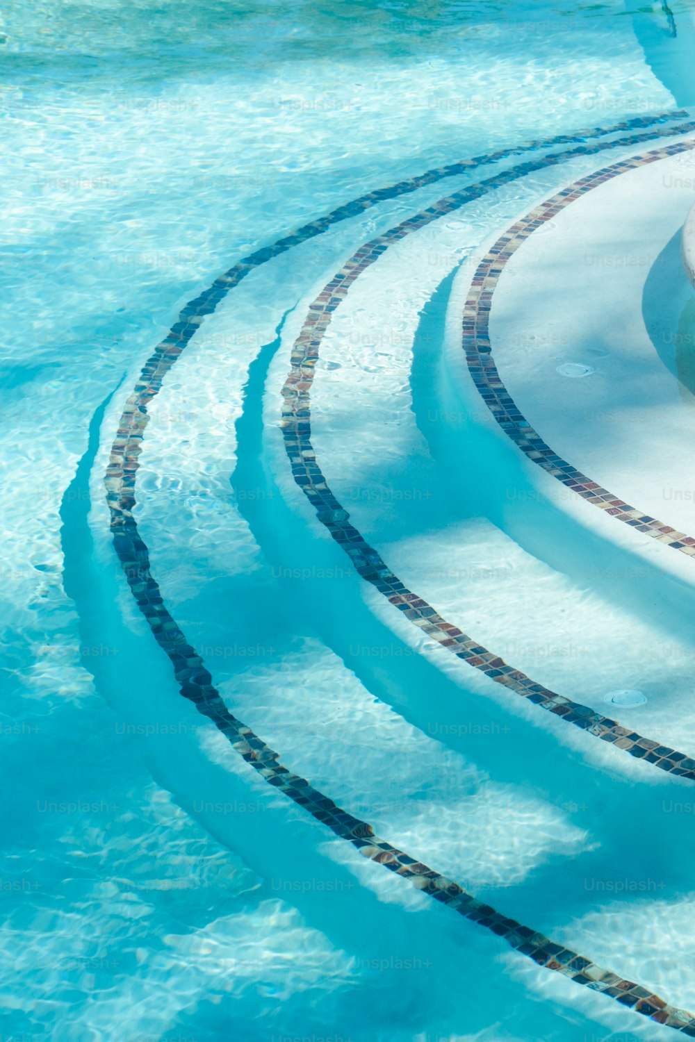 ein Schwimmbad mit einer kreisförmigen Steinumrandung