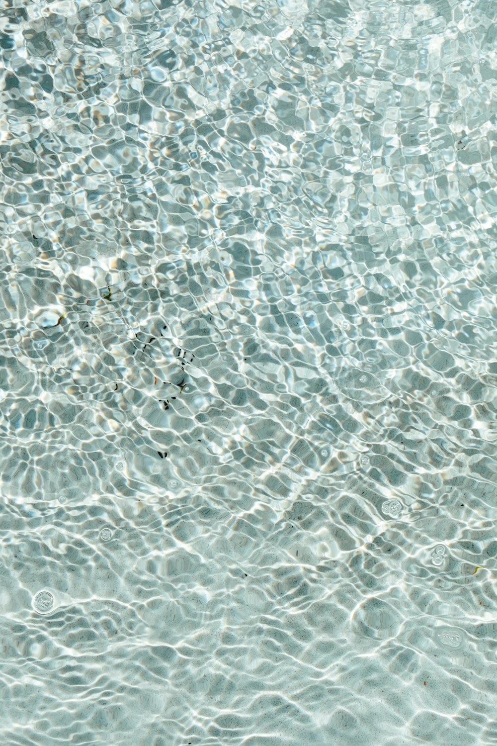 um close up de uma piscina com ondulações de água