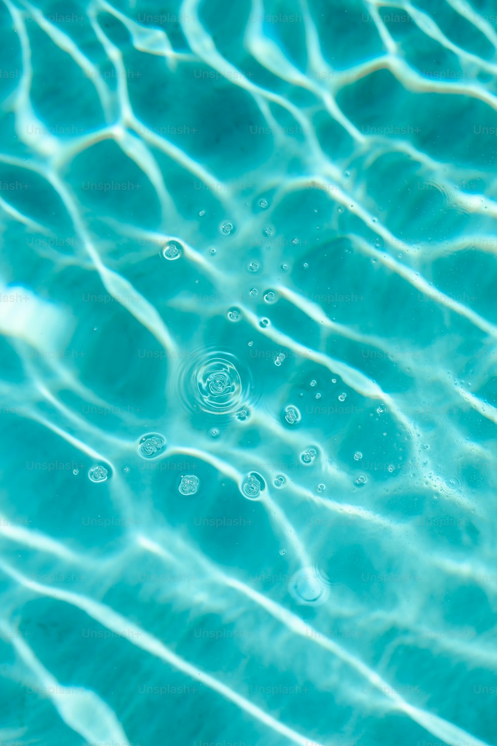 맑은 물과 거품이있는 푸른 수영장