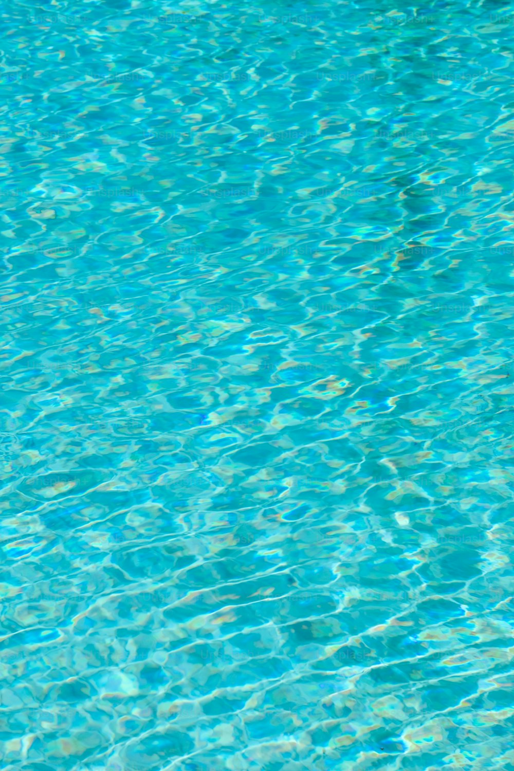 uma piscina com água azul clara