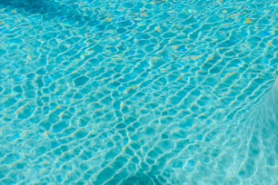 una piscina con agua azul clara