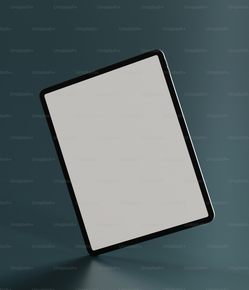 Ein schwarz-weißes quadratisches Objekt auf blauem Hintergrund