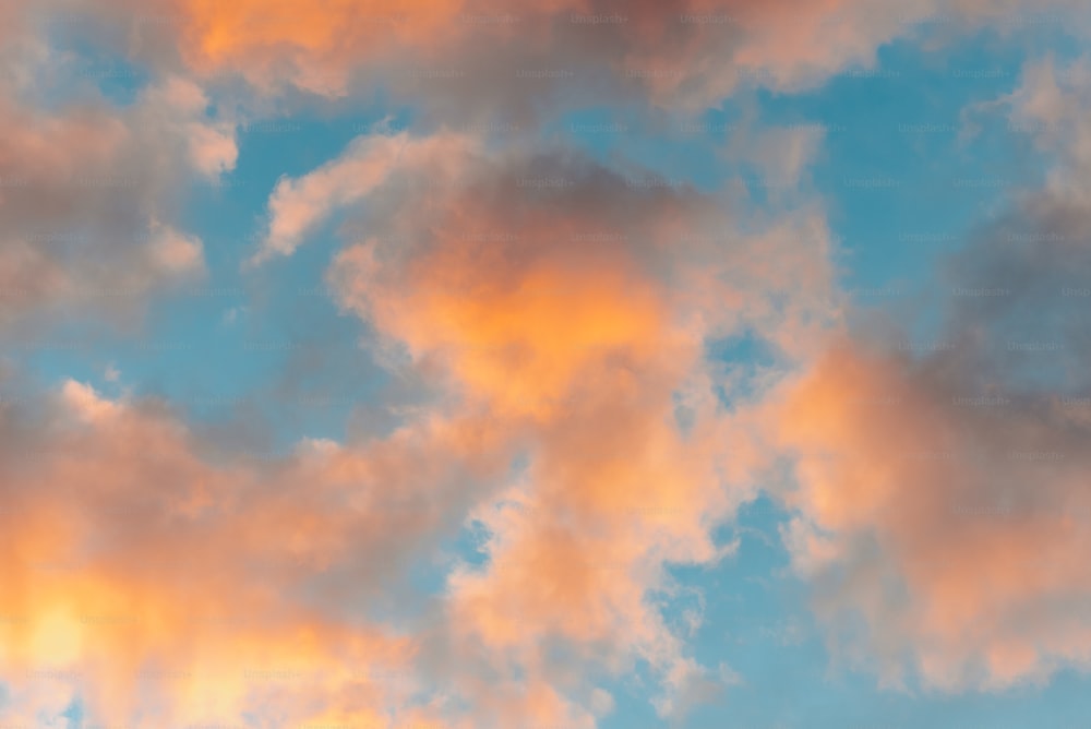 Un aereo che vola attraverso un cielo nuvoloso al tramonto