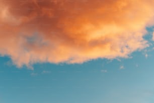 Ein Flugzeug, das mit einer rosa Wolke am Himmel fliegt