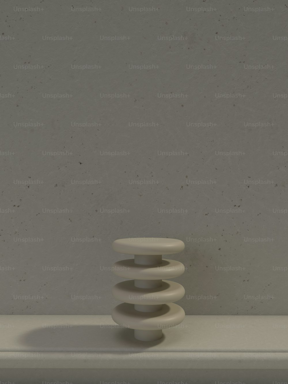 um vaso branco sentado em cima de uma prateleira branca