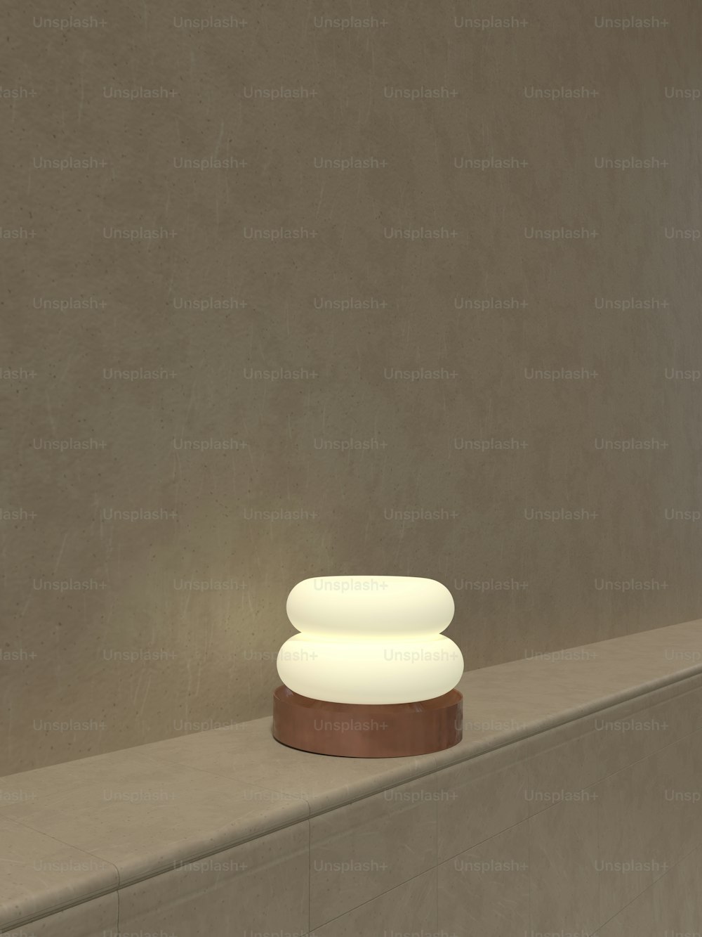 una luce bianca seduta sopra uno scaffale