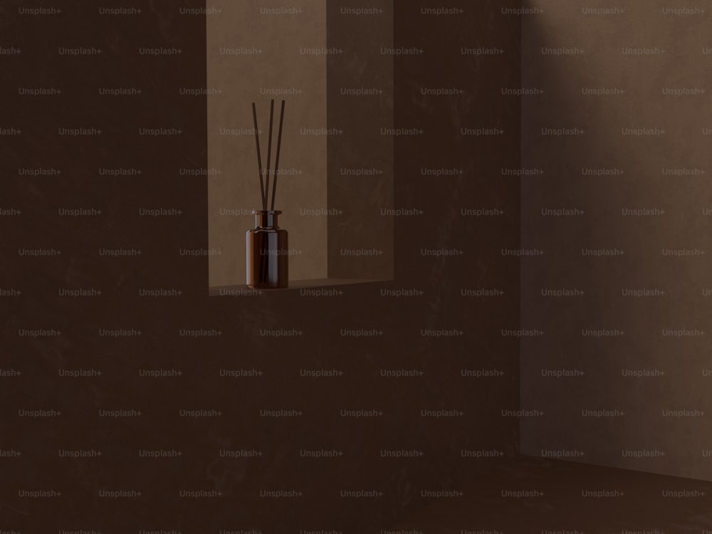 una stanza con una parete marrone e un vaso marrone con canne in esso