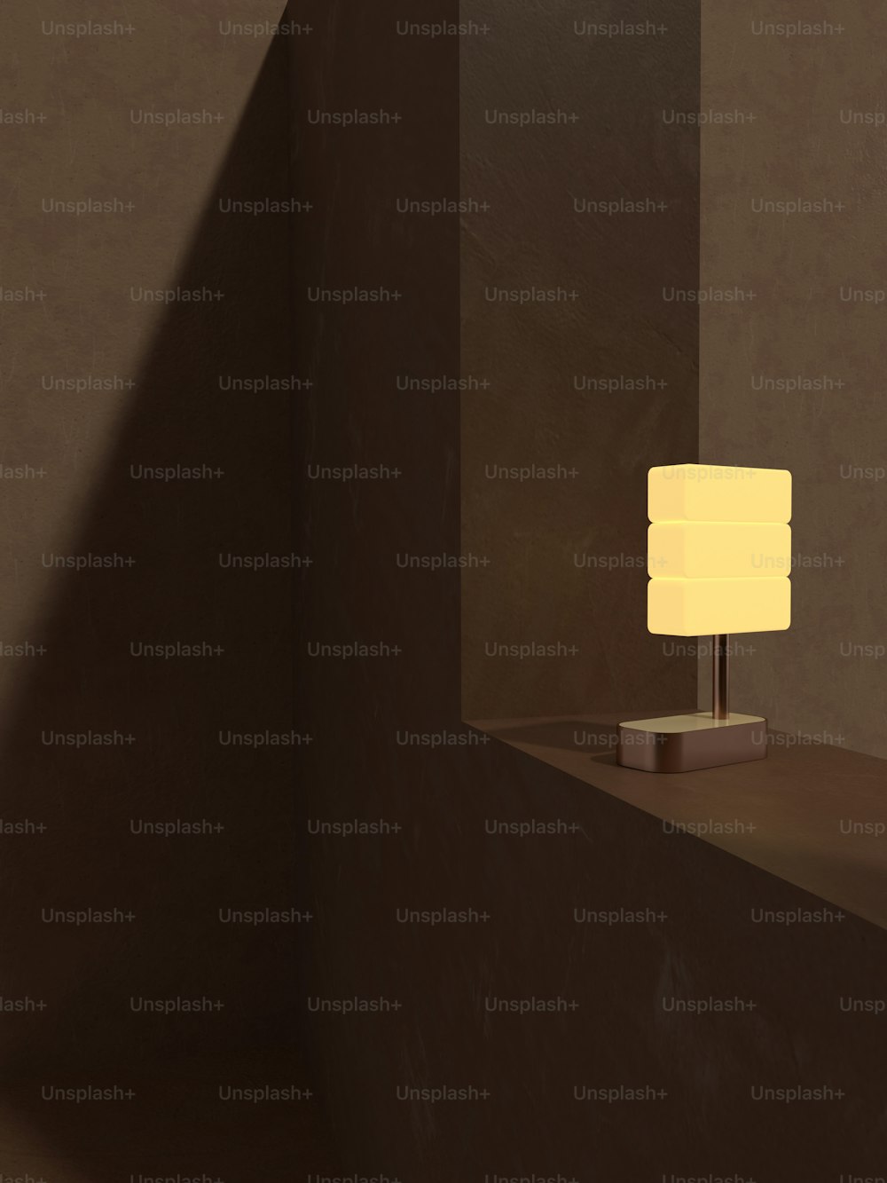 une lampe qui se trouve sur une étagère