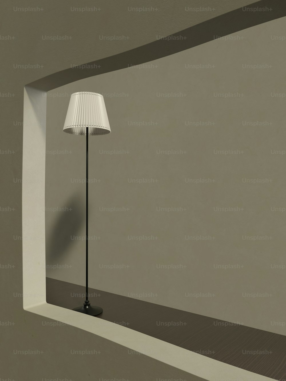 uma lâmpada de pé em um canto de uma sala