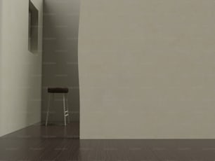 Una silla sentada en una habitación junto a una pared