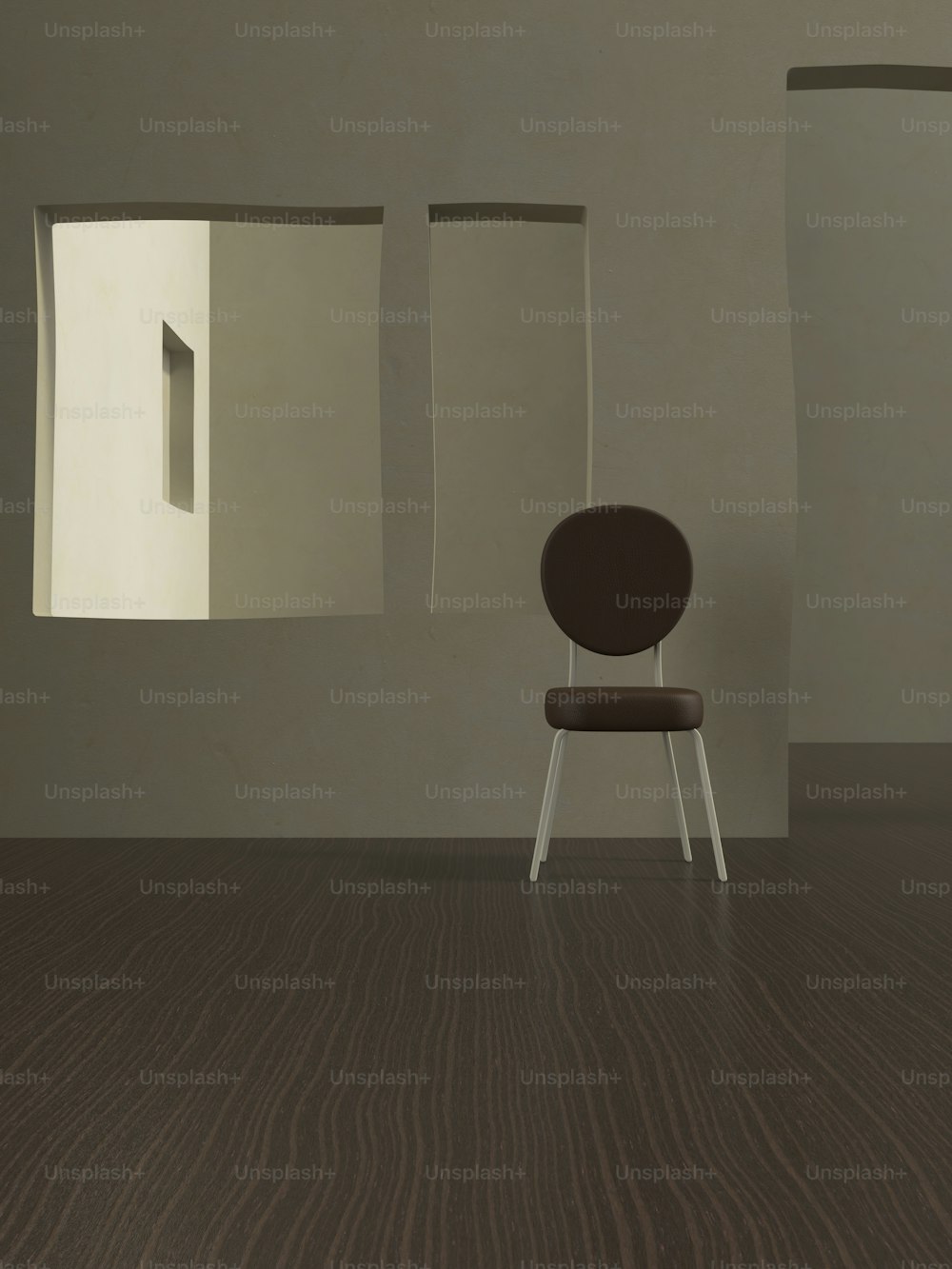 une chaise assise devant une fenêtre dans une pièce