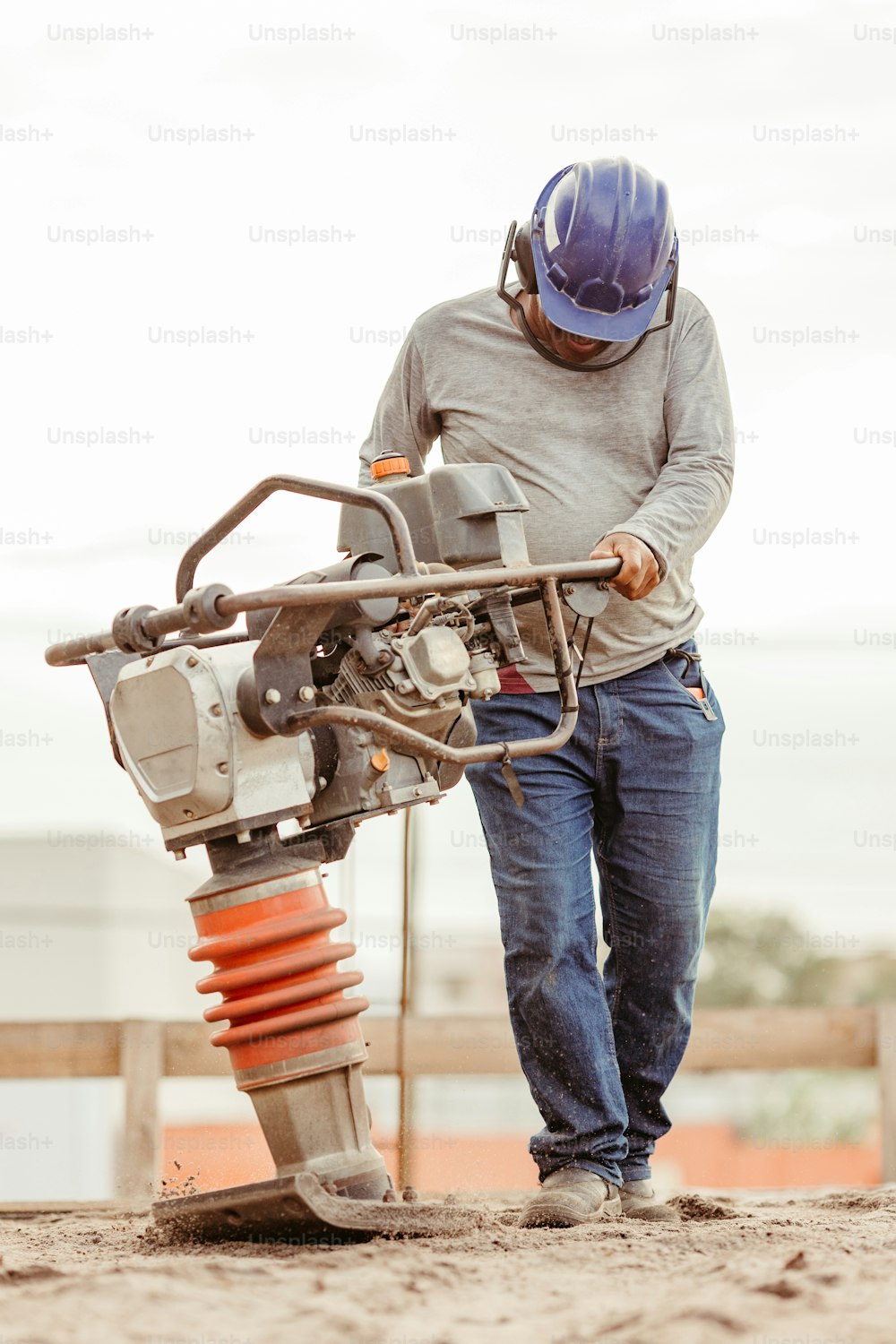Un homme portant un casque de sécurité travaillant sur une machine