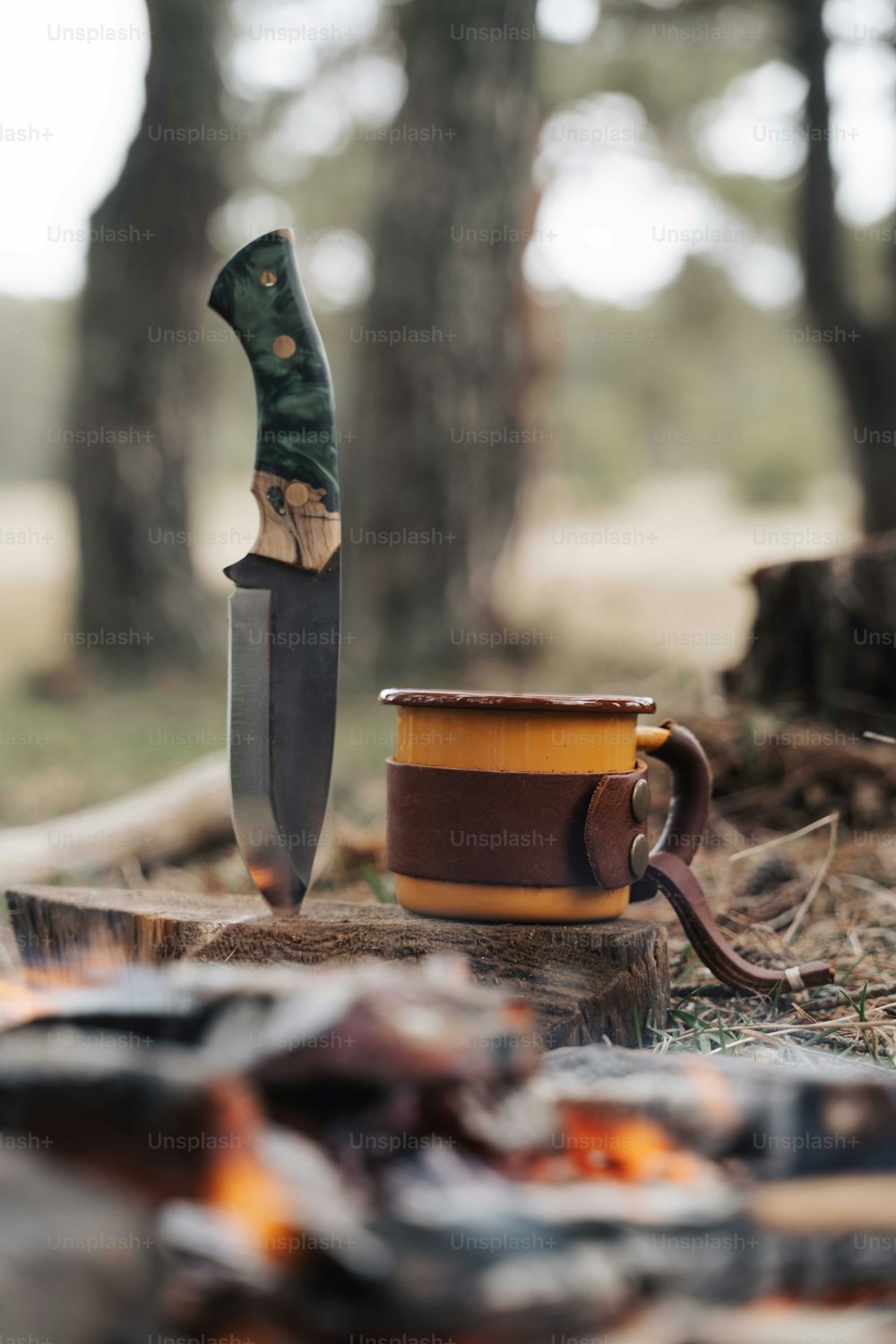 un couteau posé sur une table à côté d’une tasse