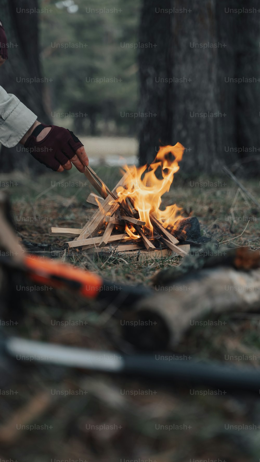Eine Person, die Essen über einem Lagerfeuer im Wald kocht