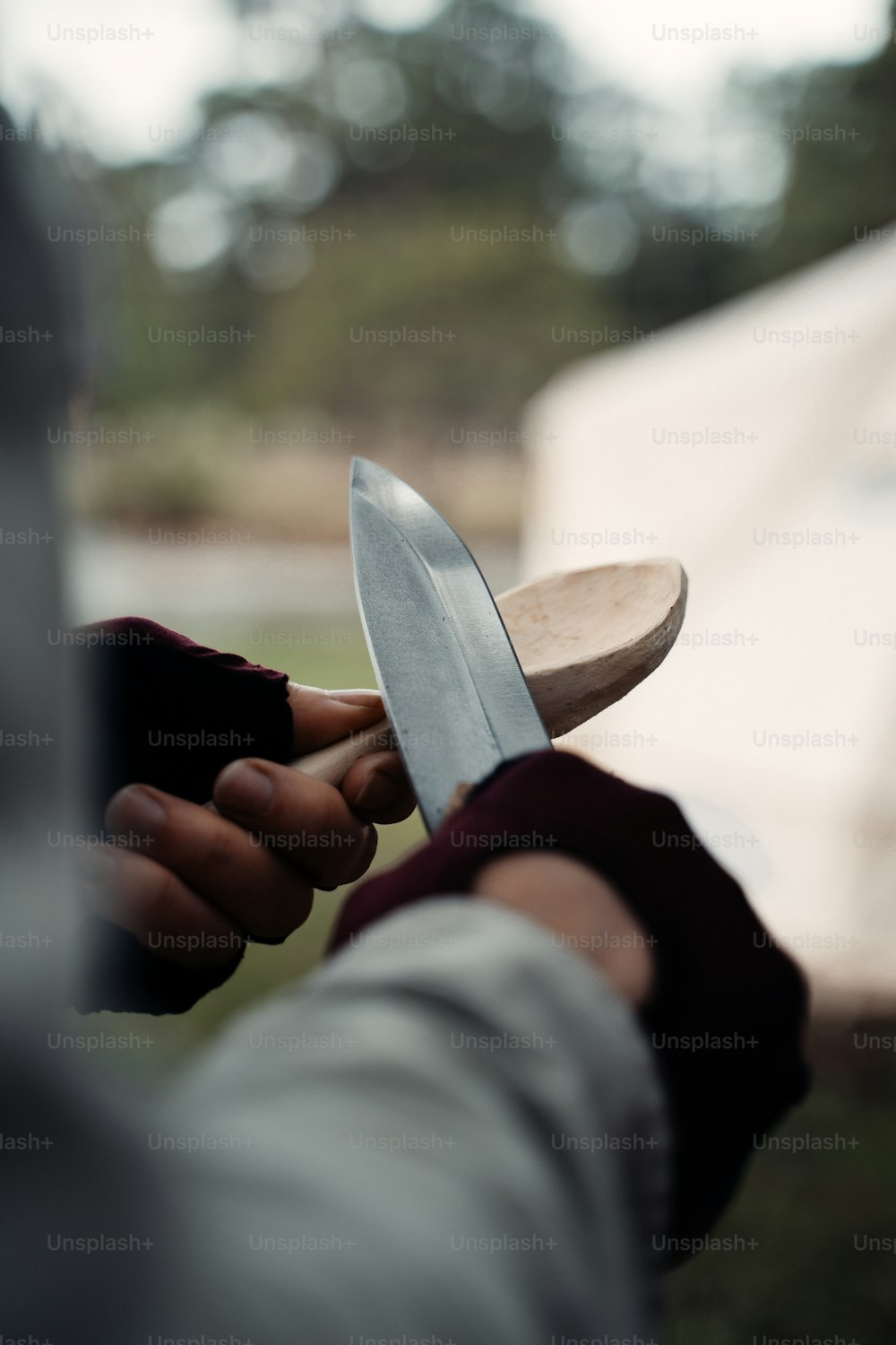 uma pessoa segurando uma faca grande na mão