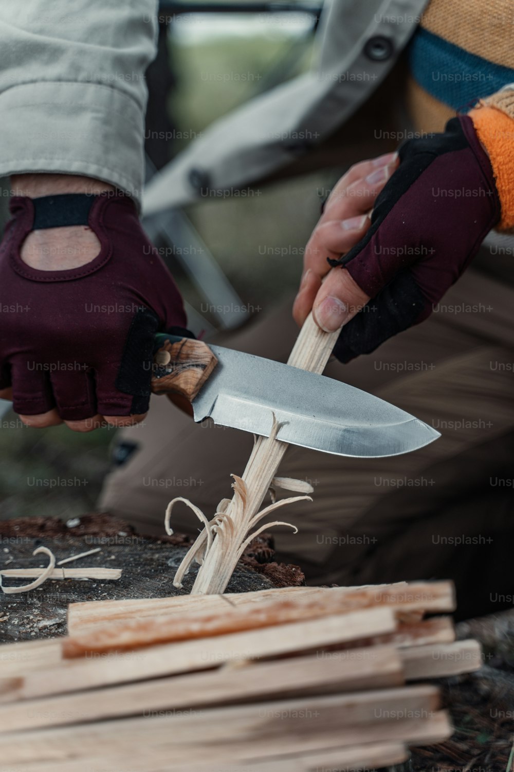Primer plano de un cuchillo bushcraft sobre una superficie de madera