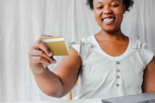 Eine Frau, die ein Stück Papier in der Hand hält