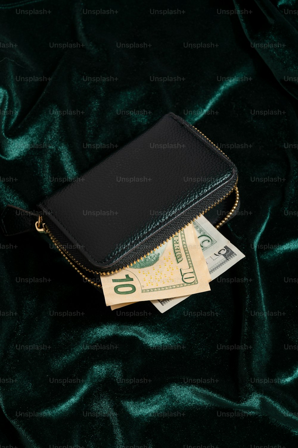 un portefeuille avec de l’argent qui en sort