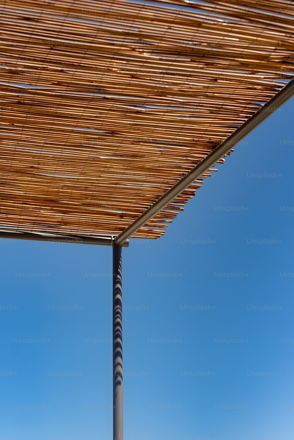 Un primer plano de una estructura de madera con un cielo azul en el fondo