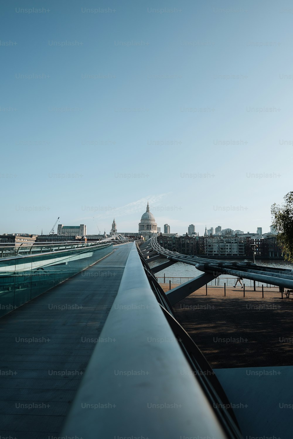 Une vue d’une ville depuis un pont