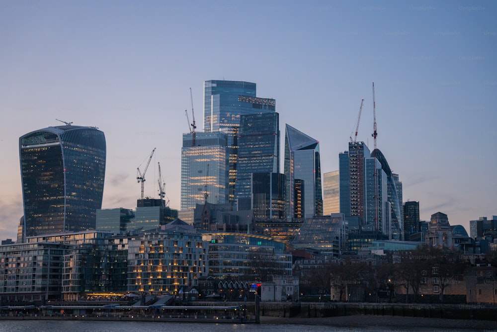 Blick auf die City of London in der Abenddämmerung
