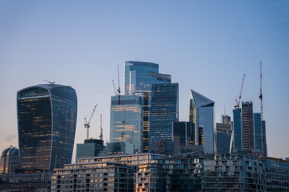 Uno skyline della città con grattacieli e gru sullo sfondo