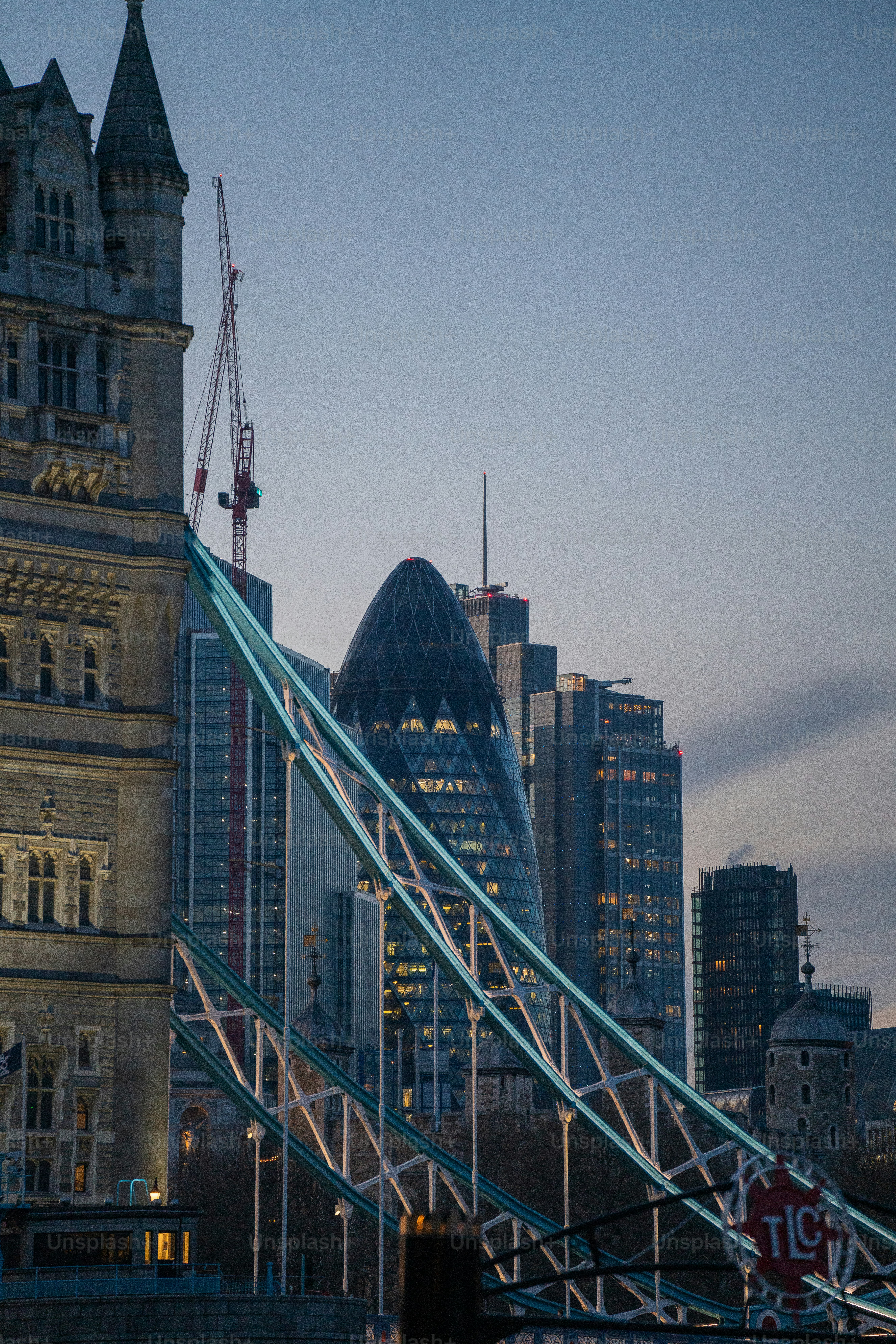 建物を背景にした橋