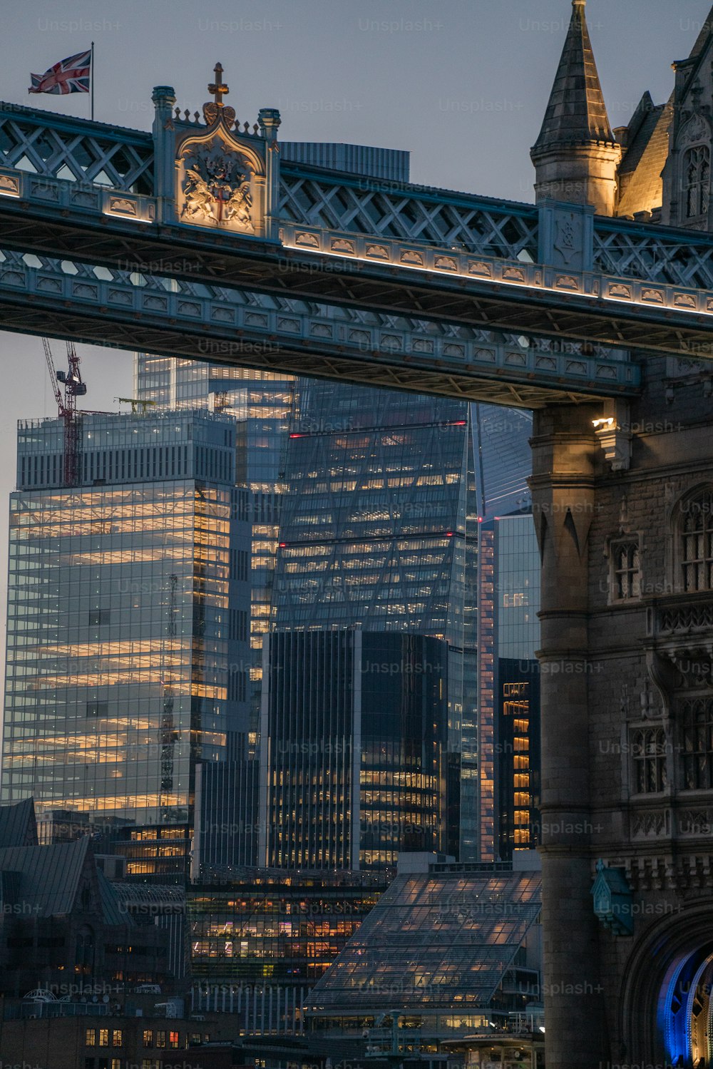 Una vista de un puente con una torre del reloj en el fondo