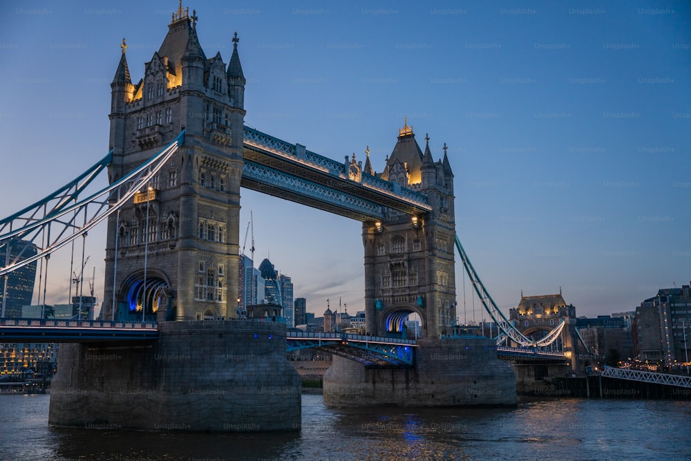 El puente de la torre se ilumina por la noche