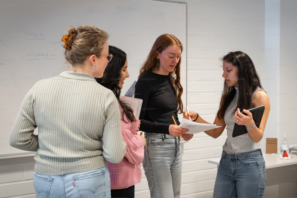 un groupe de jeunes femmes debout les unes à côté des autres