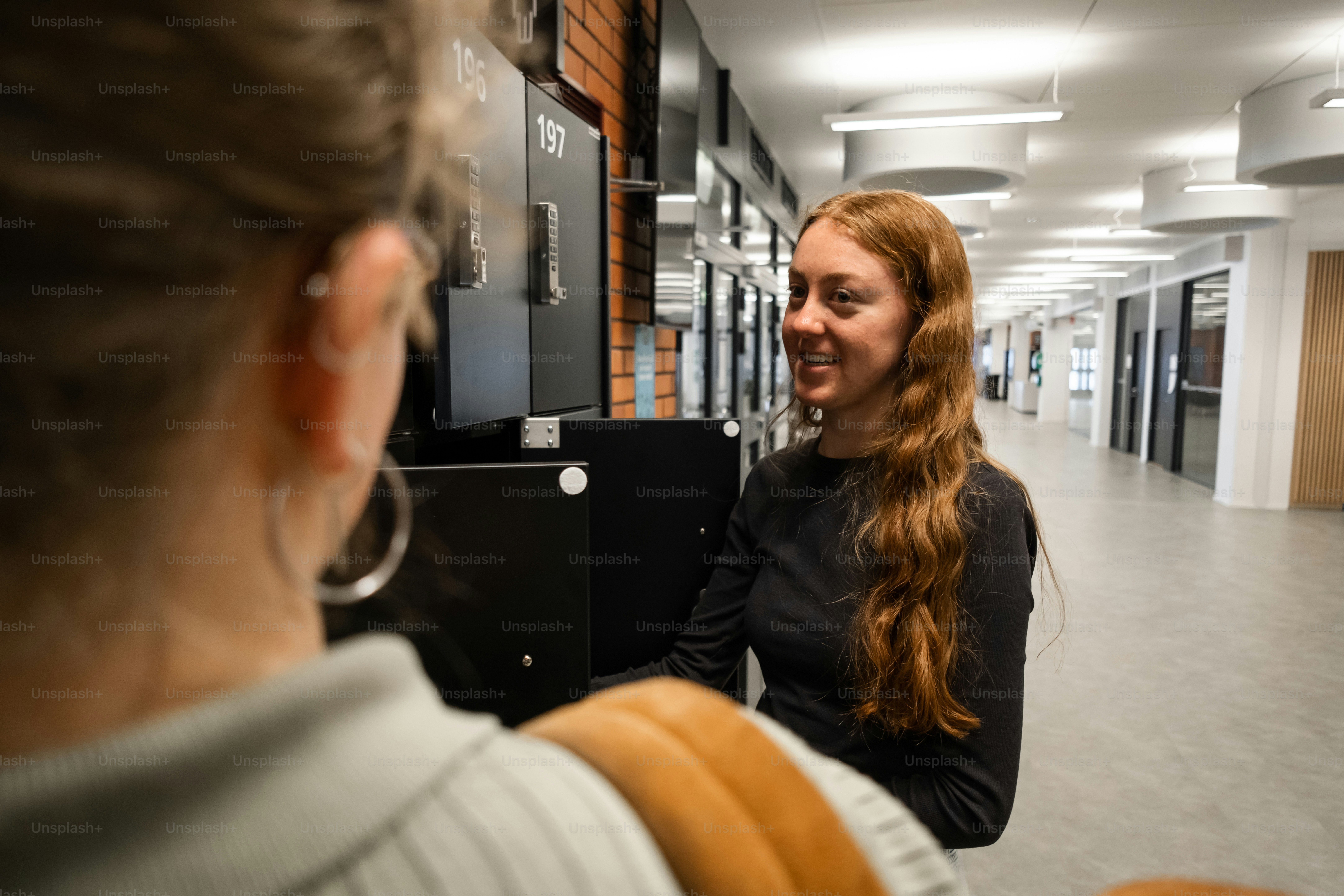 ブラックボックスの前に立つ女性