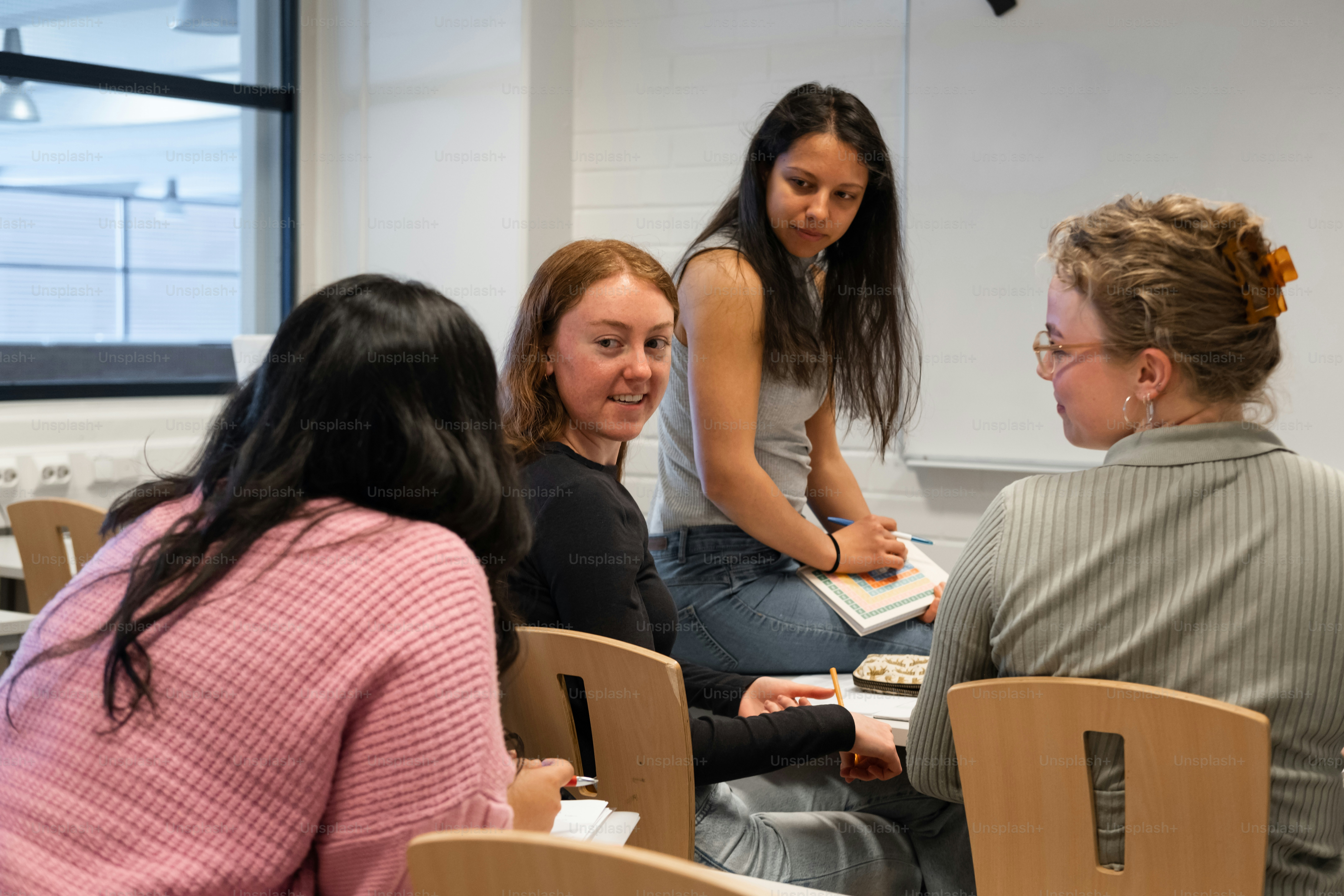 Un grupo de mujeres sentadas una alrededor de la otra