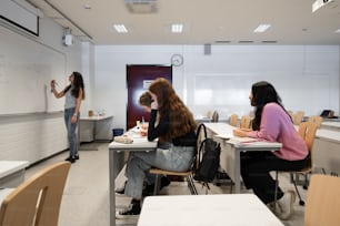 Un grupo de mujeres sentadas en escritorios en un aula