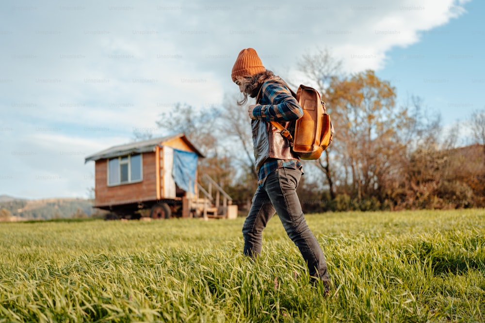 Una persona con una mochila caminando por un campo