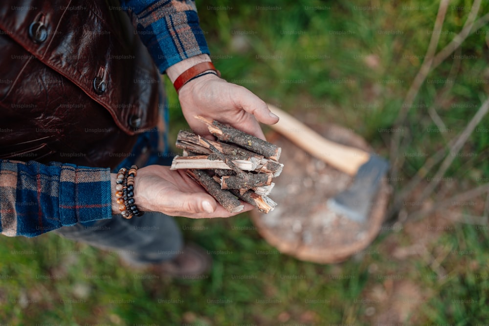 une personne tenant une spatule en bois dans ses mains