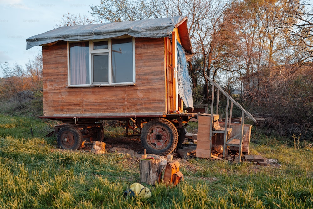 a small wooden cabin sitting on the back of a truck