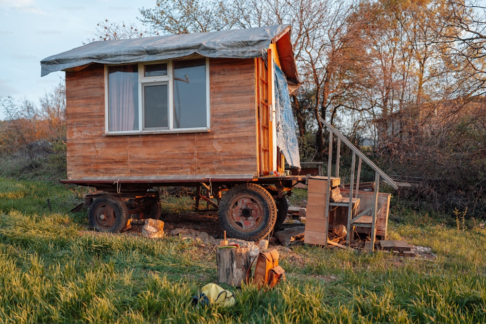 una pequeña cabina de madera sentada en la parte trasera de un camión