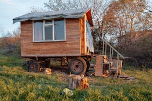 una piccola cabina di legno seduta sul retro di un camion