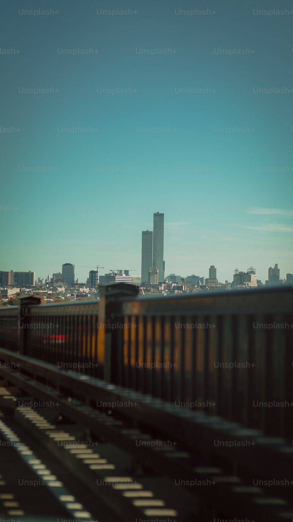 Una vista di una città da un ponte