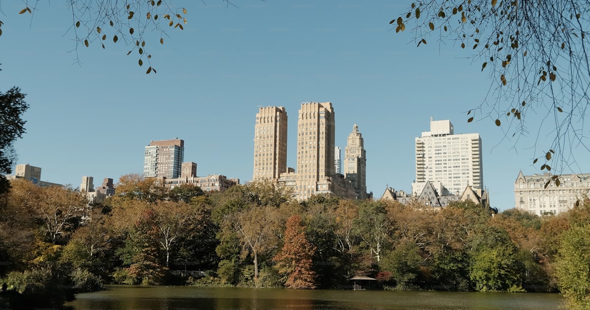 Ein Gewässer, umgeben von hohen Gebäuden Foto – Bild zum Thema New York ...