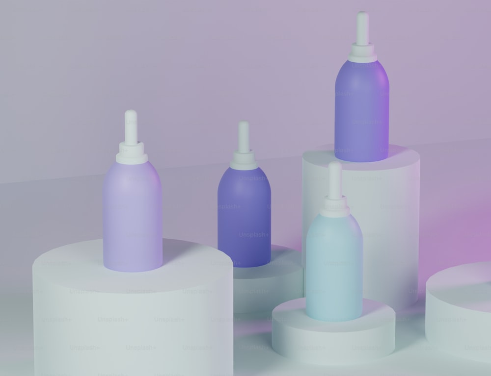 Un grupo de botellas de diferentes colores sentadas una encima de la otra