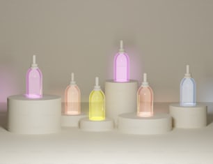 un gruppo di bottiglie di diversi colori seduti uno sopra l'altro