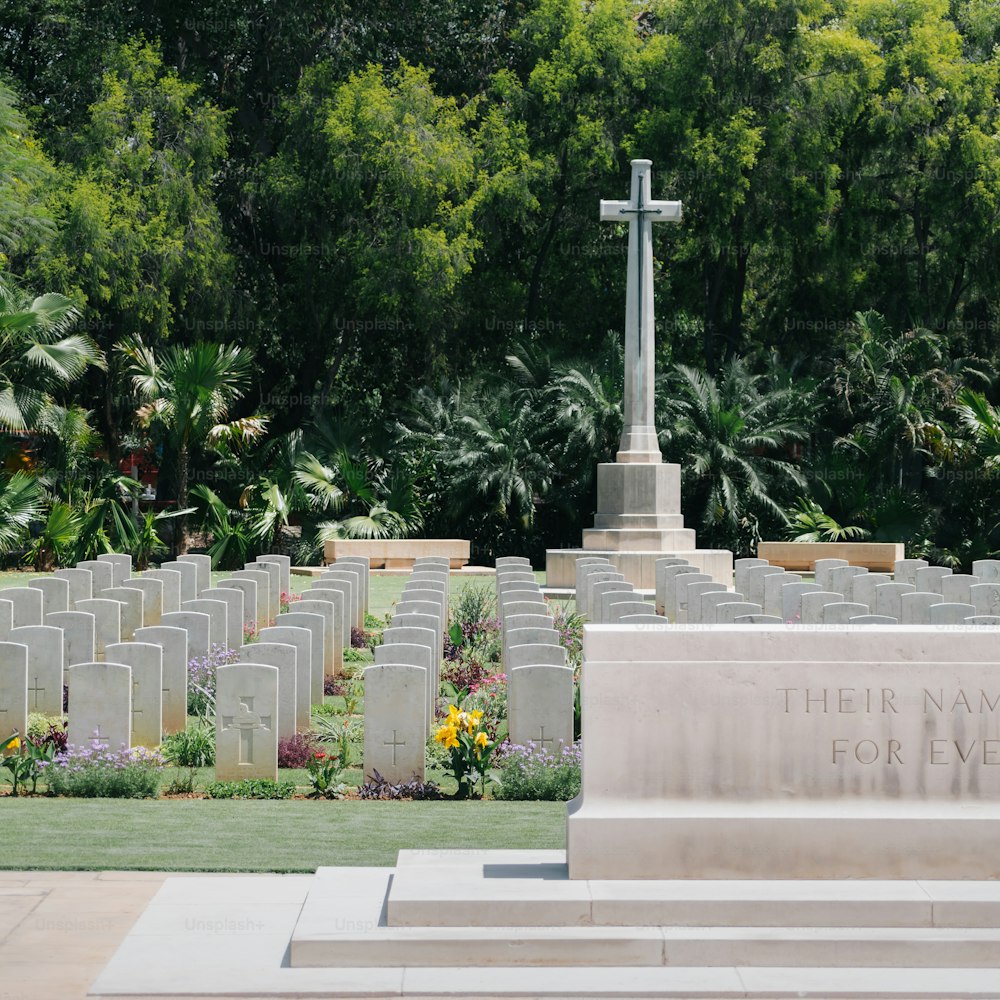 un cementerio con una cruz en medio de ella