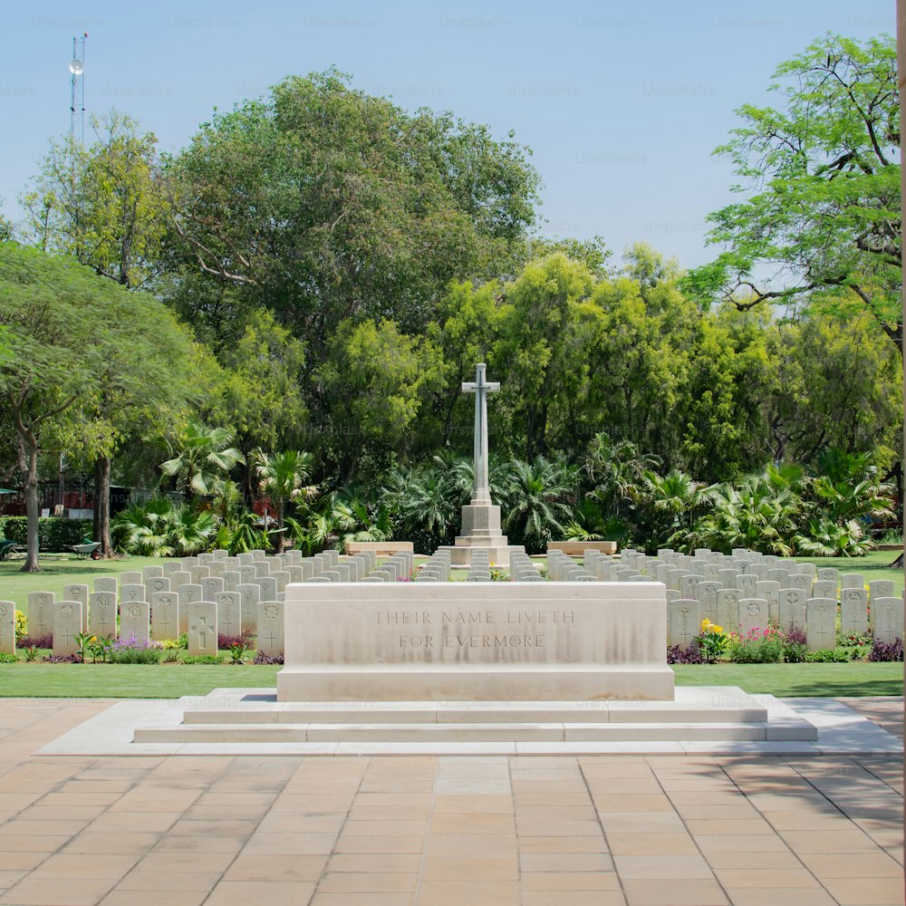 um monumento com uma cruz em cima dele