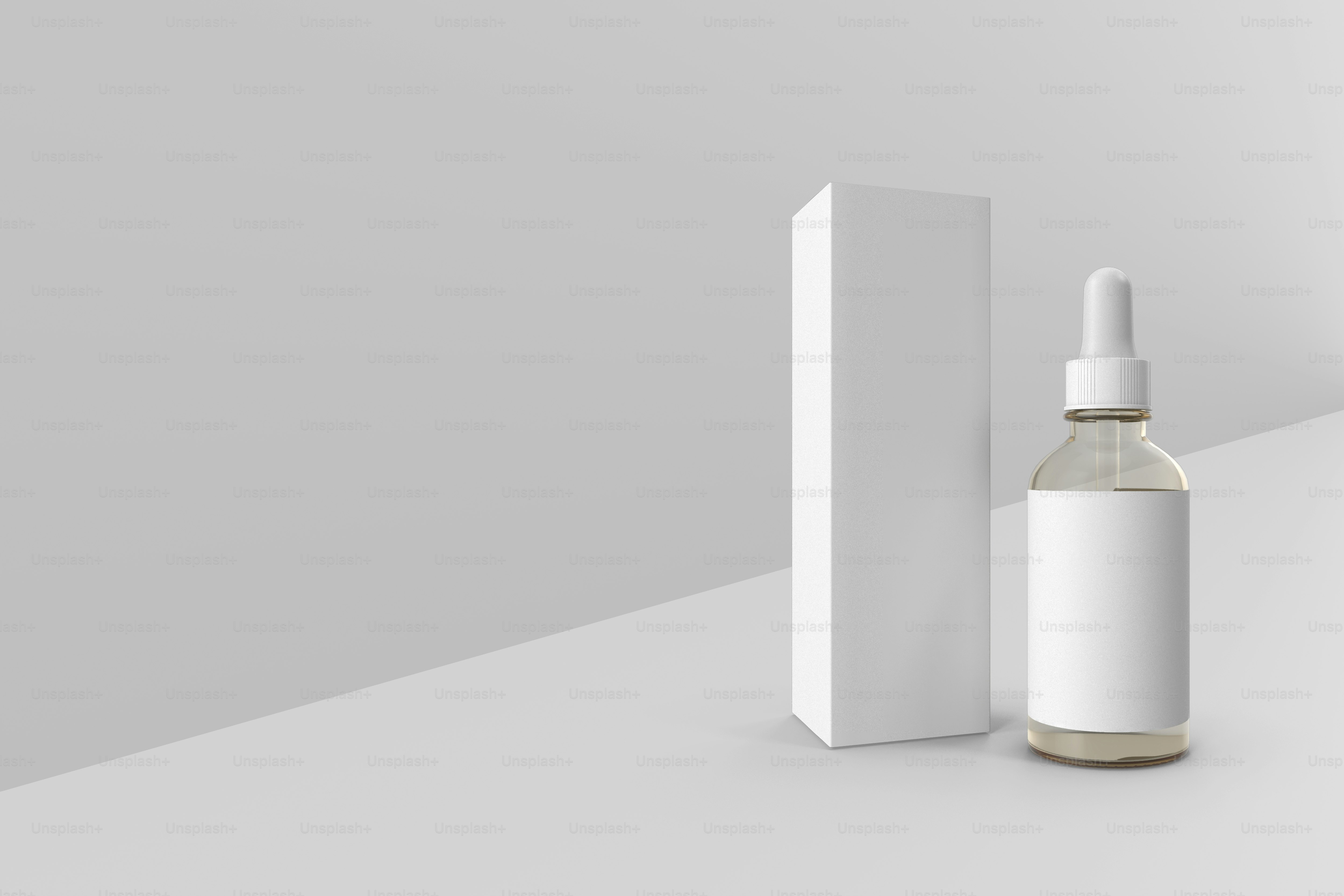 Una botella de líquido junto a una caja blanca