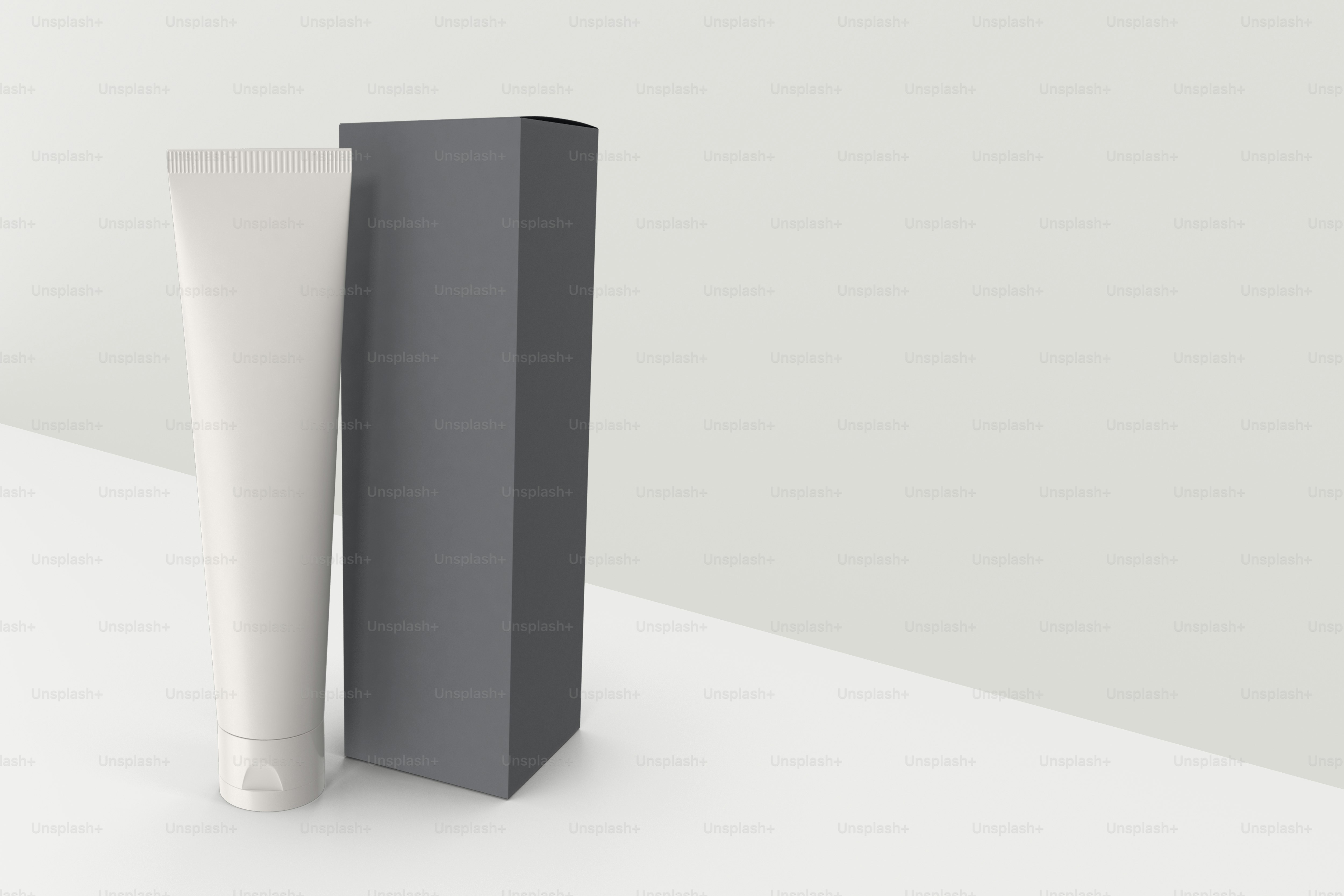 un tubo de pasta de dientes junto a una caja