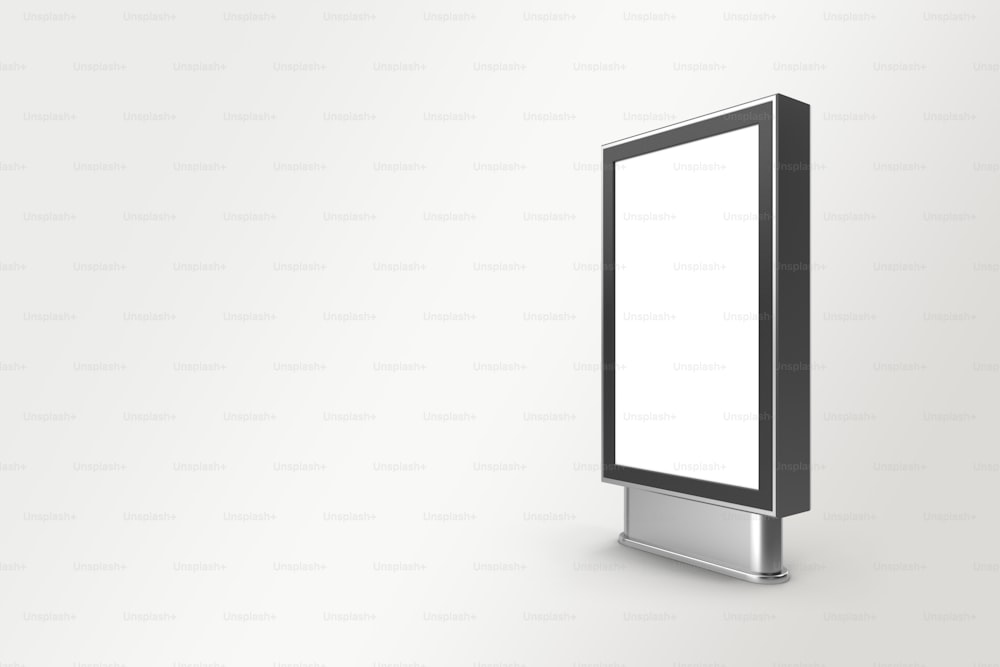 una pantalla blanca montada en el costado de una pared