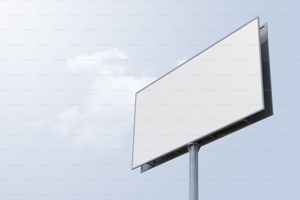 un grand panneau d’affichage blanc posé au sommet d’un poteau métallique