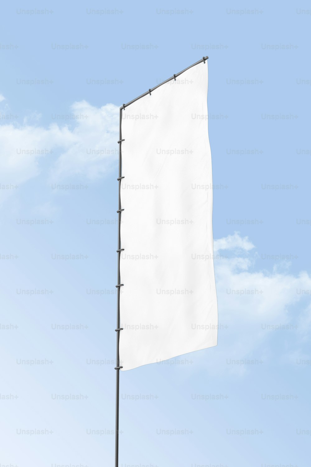 uma bandeira branca em um mastro com um céu azul no fundo